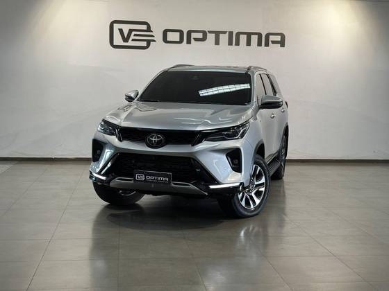 TOYOTA HILUX SW4 2.8 D-4D TURBO DIESEL SRX PLATINUM 7L 4X4 AUTOMÁTICO